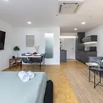 Kip Old Town Modern Apartment With Free Parking & Ac